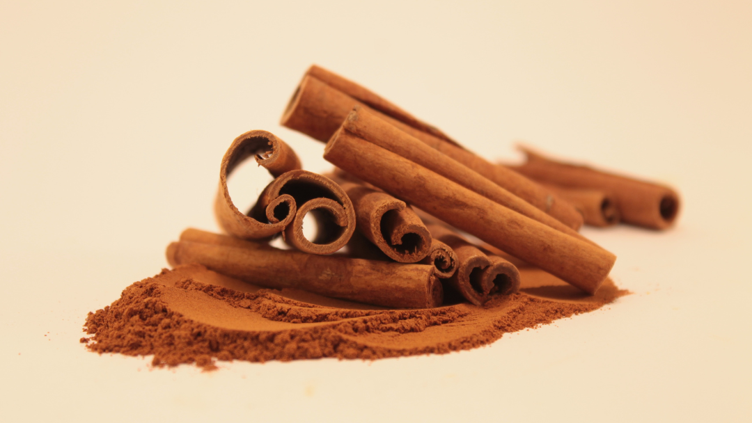 La cannelle - Tout sur la cannelle (Cinnamomum zeylanicum), ses propriétés  et son utilisation dans les desserts et plats salés